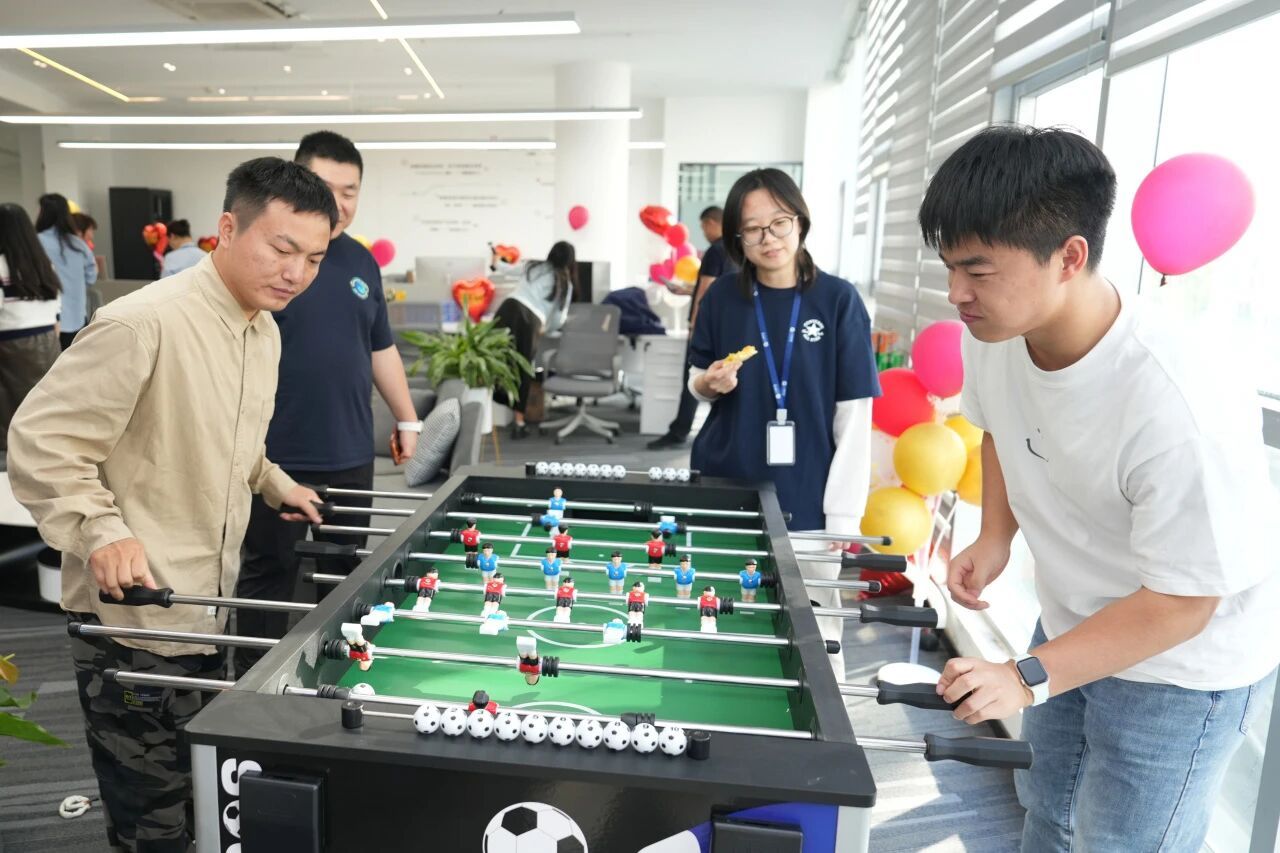 蓝沃AI 员工 1024 程序员节玩游戏画面