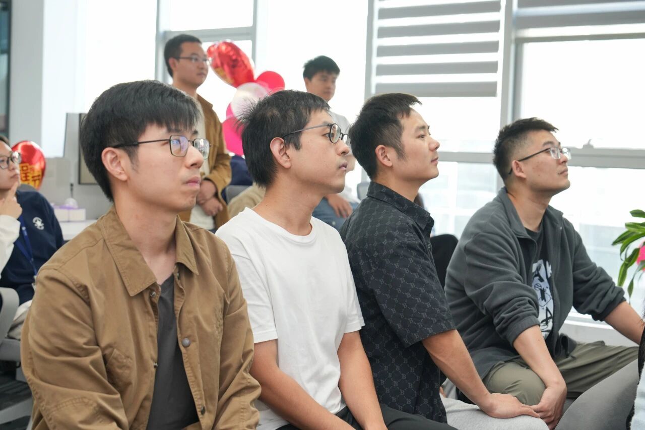 蓝沃AI观看电影《钢铁侠》