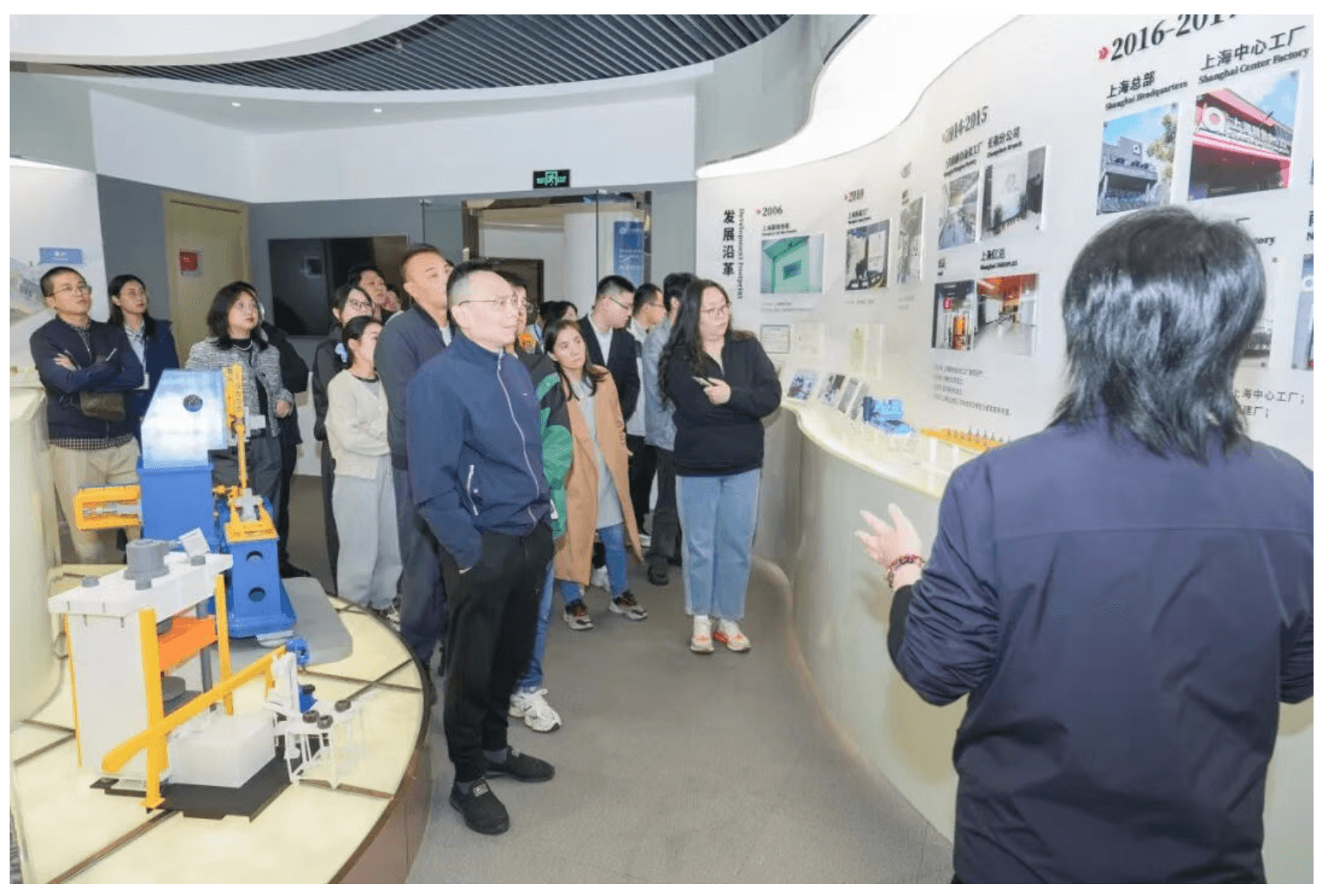 上海市质量协会一行参观蓝沃智能企业荣誉展厅与研发成果展厅